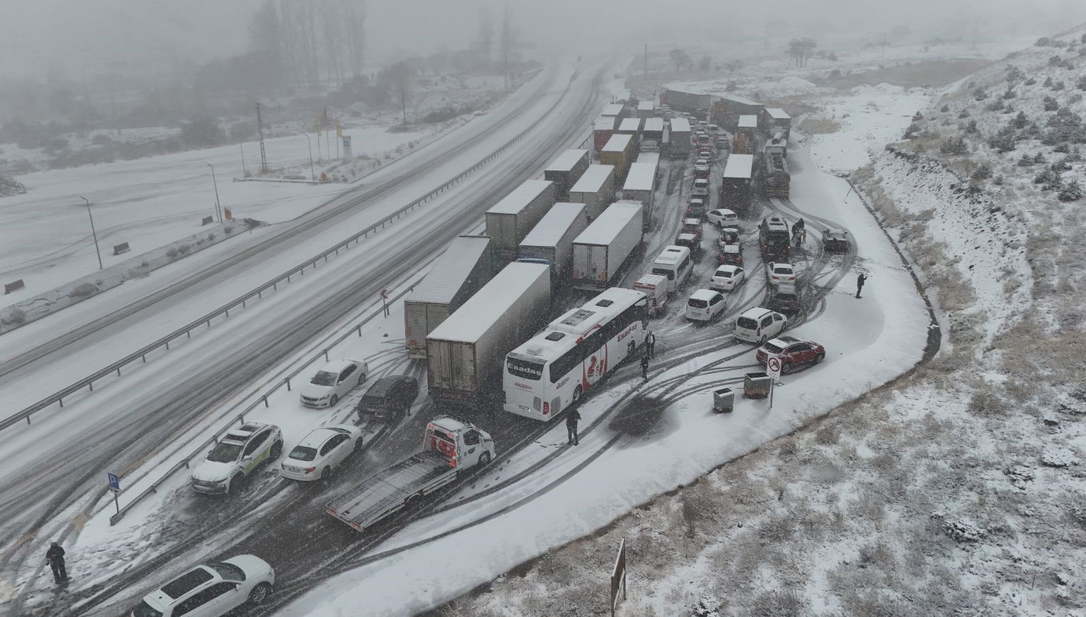 Yoğun kar yağışıyla Erzincan – Sivas kara yolu ulaşıma kapandı