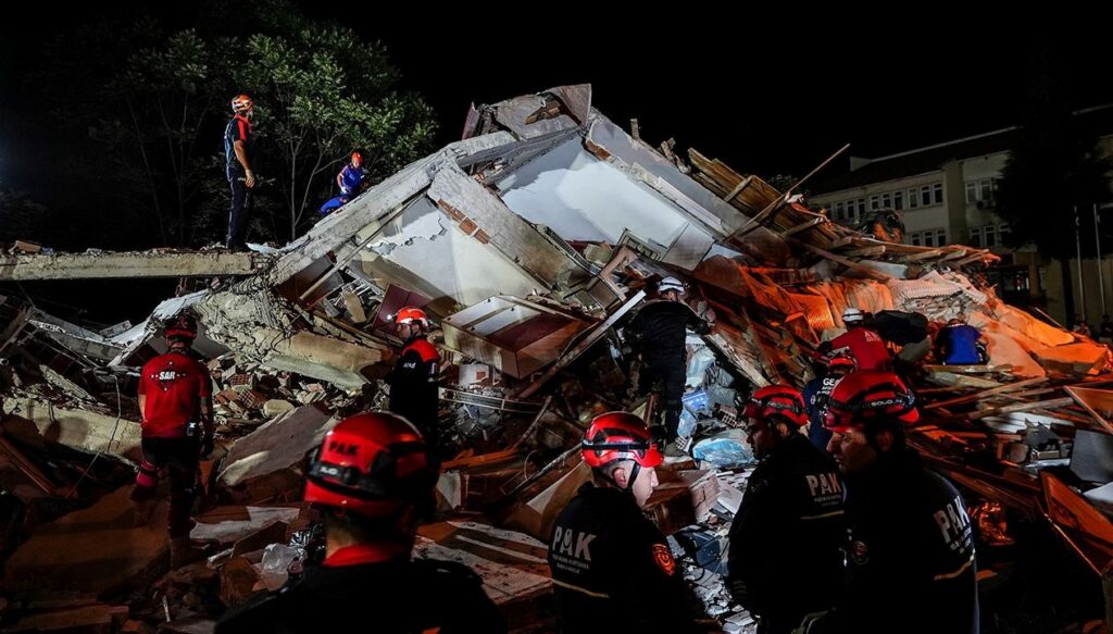 6 kisinin kurtarildigi binada o anlar sesimi duyan var mi F9MY87ck