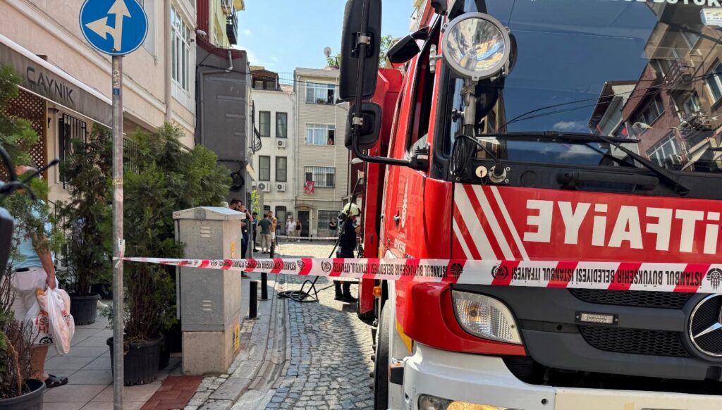 besiktasta yangin panigi Vp1K1w7c