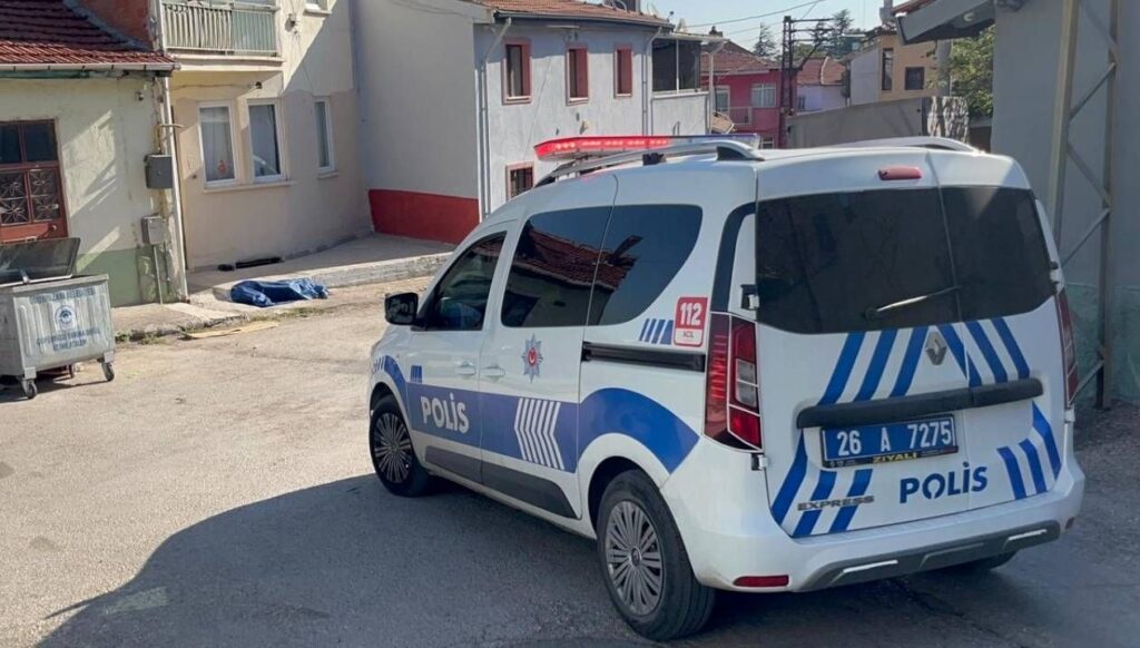 eskisehirde supheli olum yasadigi evin onunde olu bulundu tXFWbN1B