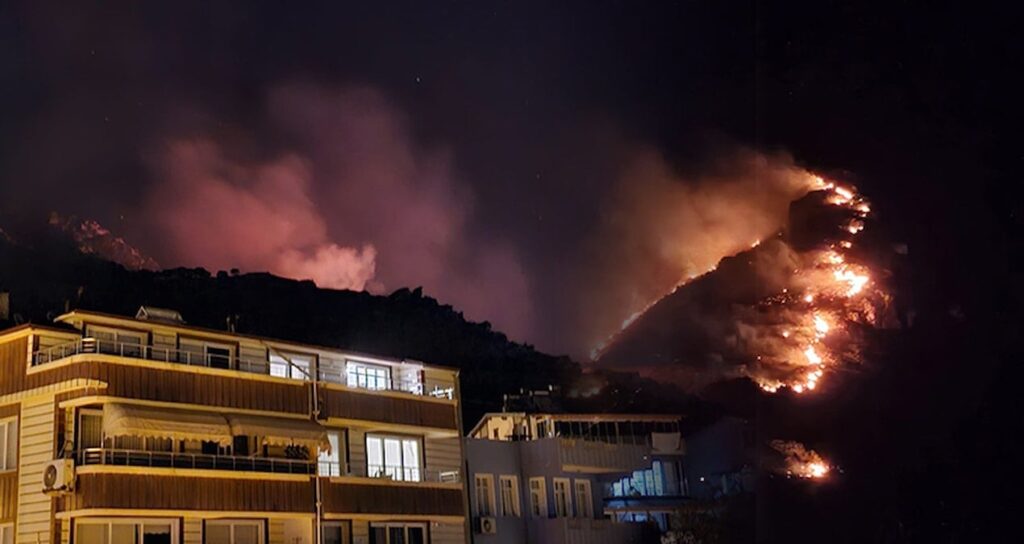 istanbul ve balikesirde orman yangini yerlesim yerlerine ilerliyor 6vsuspCt