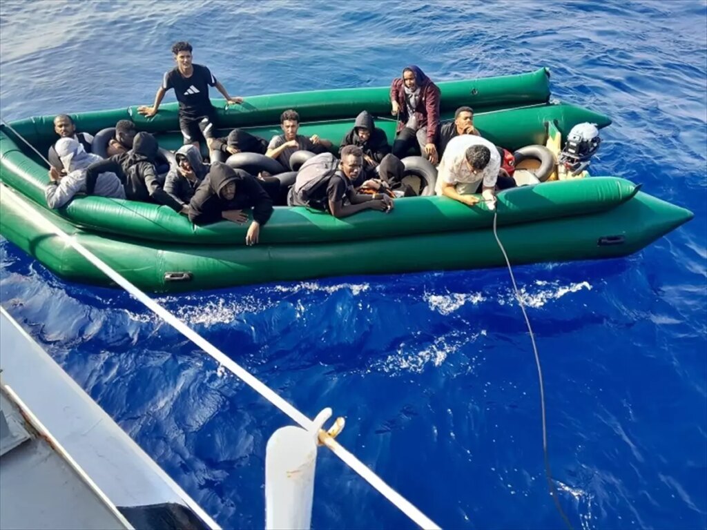 izmirde 18 duzensiz gocmen kurtarildi aEIHnWYi