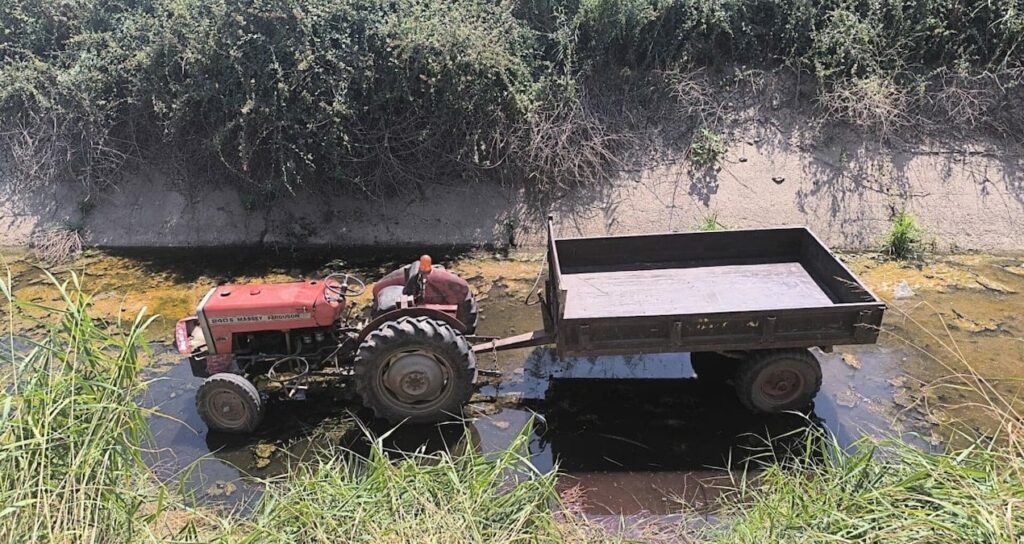 manisada sulama kanalina ucan traktorun surucusu can verdi CAhD9vW3