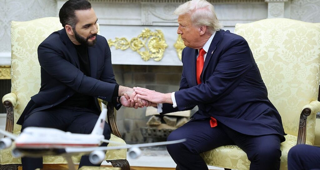 trumpin en iyi dostu demokrasiyi fiilen yasakladi Wfx3vpeW