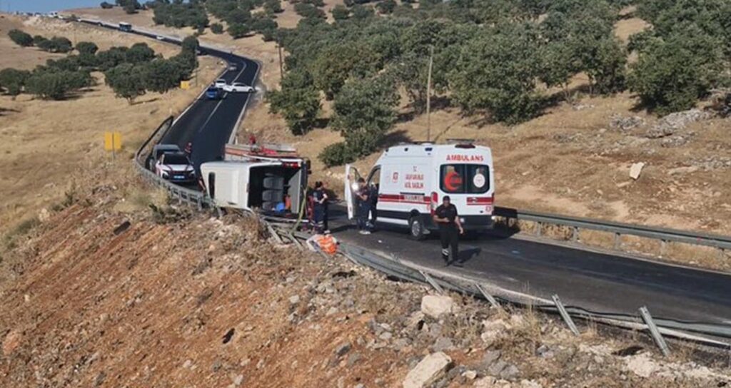 diyarbakirda minibus devrildi 1 olu 16 yarali B5wppEyq