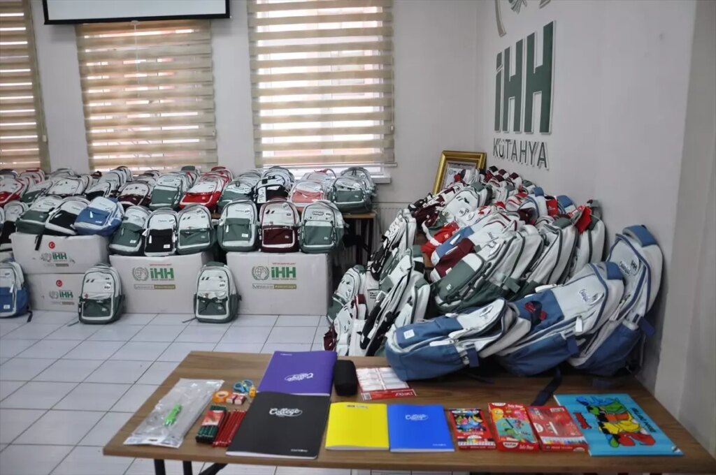 ihh kutahyadan 200 ogrenciye kirtasiye destegi CUE6xMXA