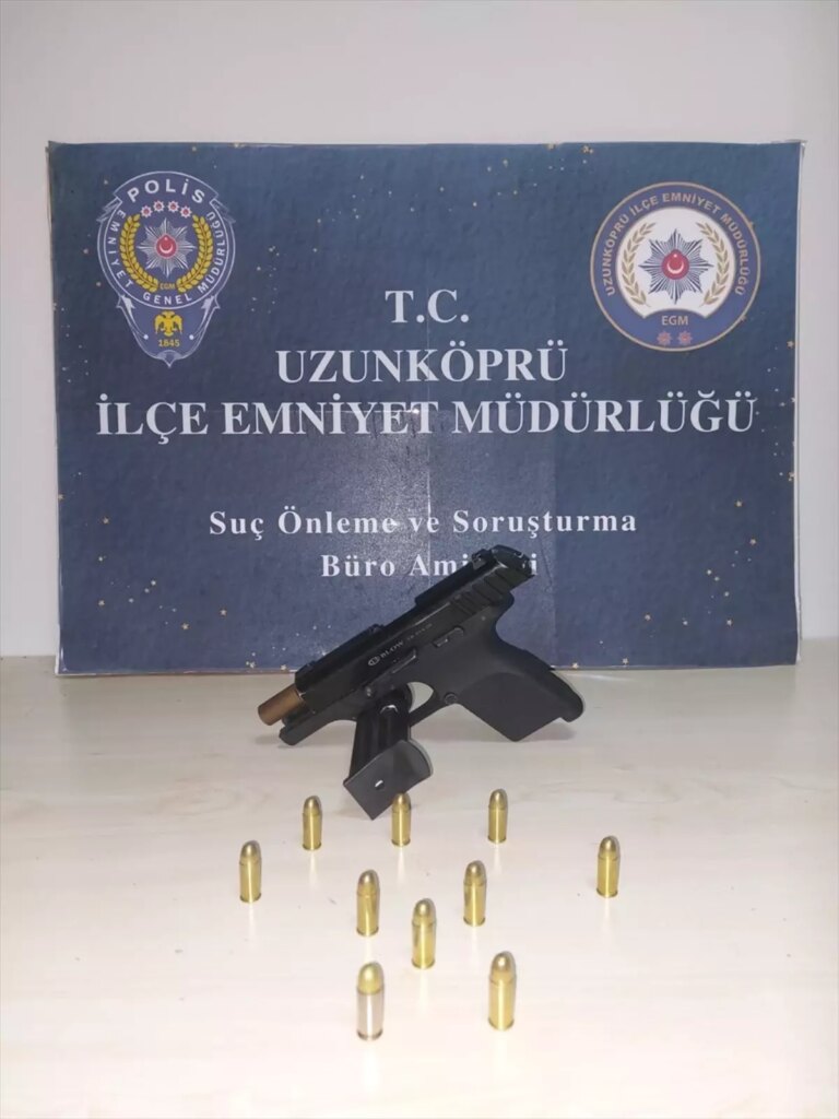 uzunkoprude ust aramasinda tabanca ele gecirildi YWYE3Nih