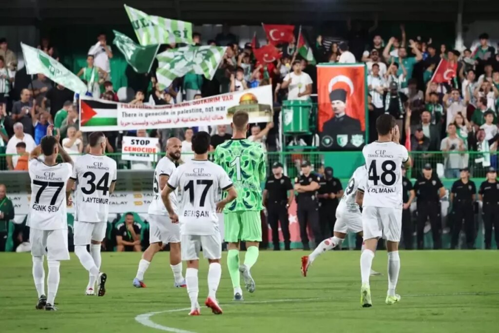 en sonunda bunu da gorduk 15 saatlik yol gelip maci izlemeden geri gittiler bu5IpIYW