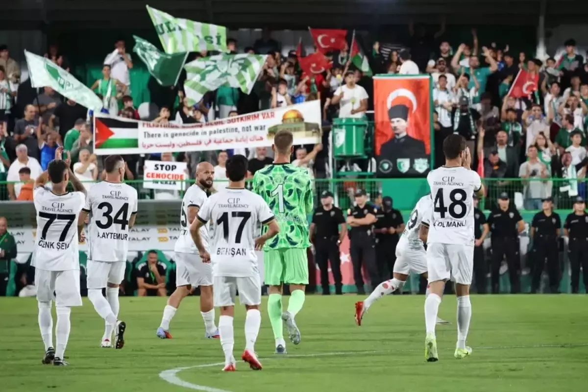 en sonunda bunu da gorduk 15 saatlik yol gelip maci izlemeden geri gittiler bu5IpIYW