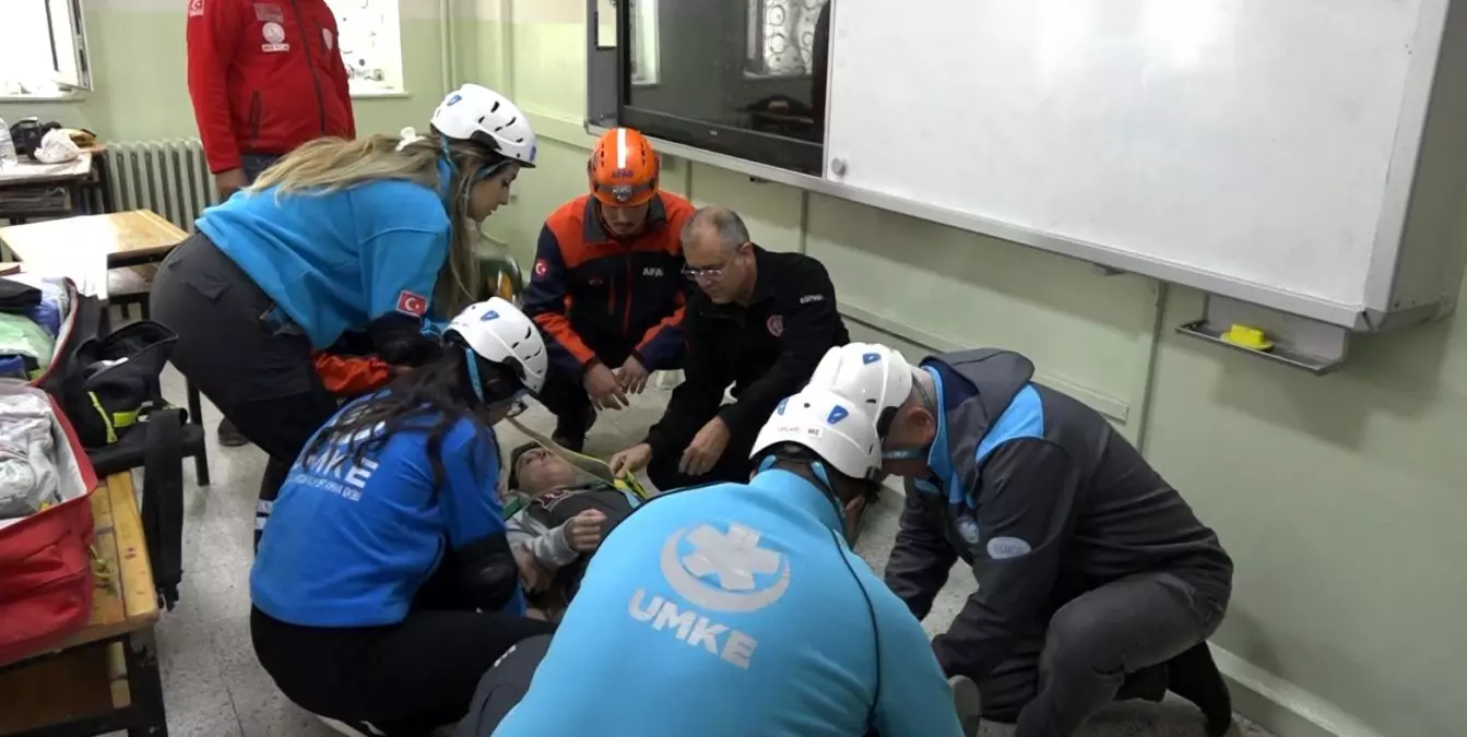 kirklarelinde okullarda es zamanli deprem tatbikati yapildi EeNqJ2qP.jpg