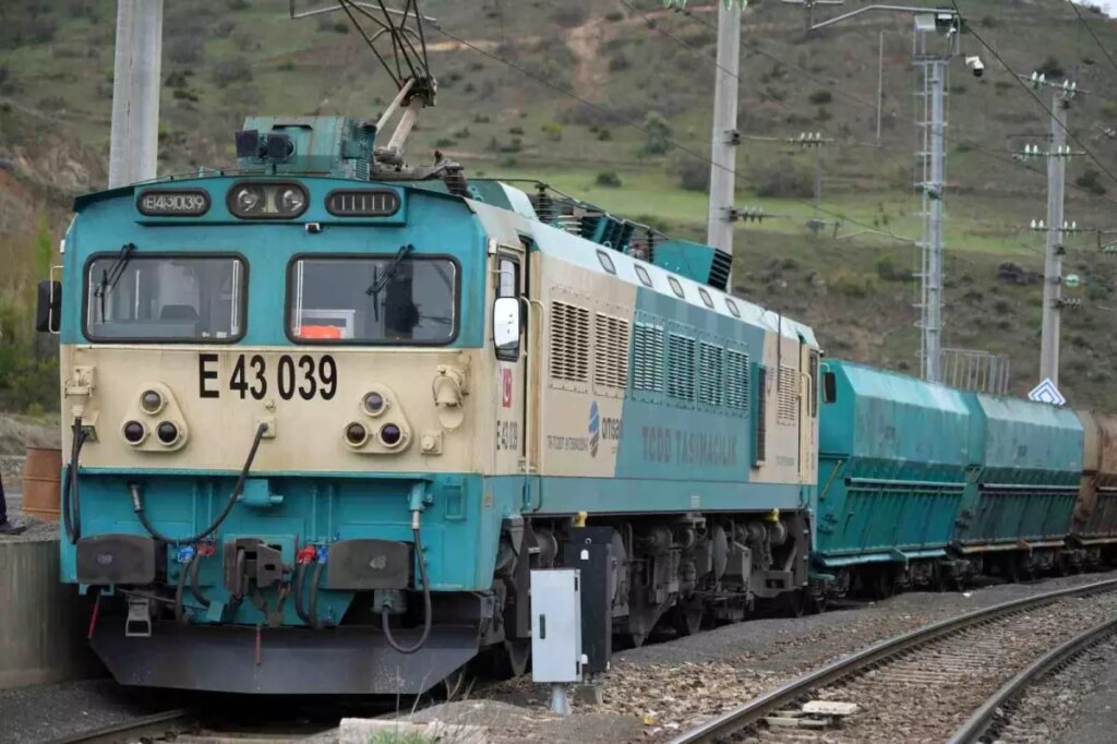 malatya golbasi narli nurdagi demiryolu hatti yeniden hizmete acildi NfHuCG4X.jpg