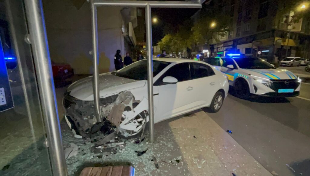 polisten kacan alkollu surucu duraga daldi Gyp3ncqb.jpg