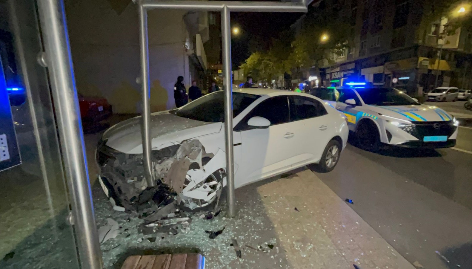 polisten kacan alkollu surucu duraga daldi Gyp3ncqb.jpg