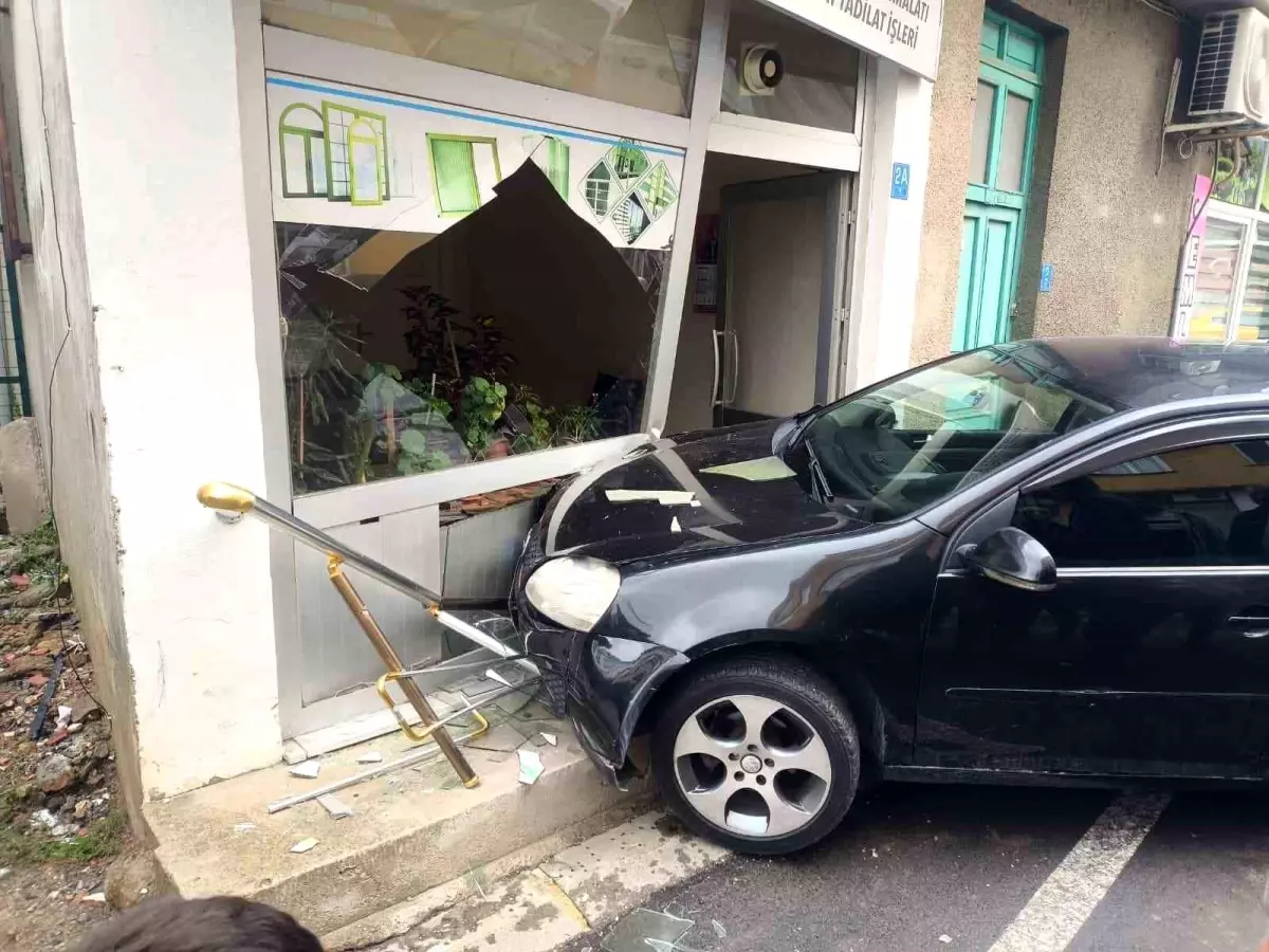 tekirdagda trafik kazasi otomobil dukkana girdi baEyuifN.jpg