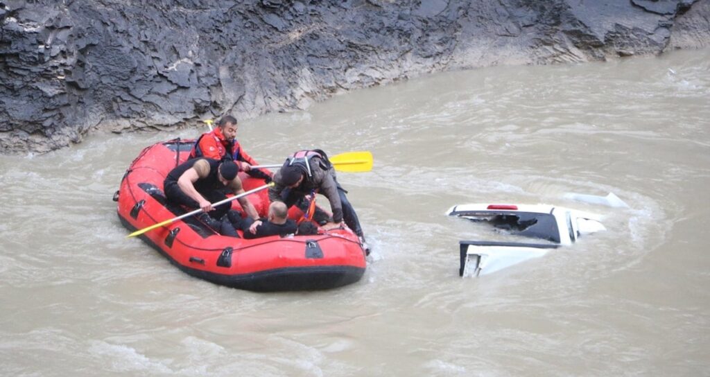 200 metre yükseklikten suya düştü: Nehirdeki can pazarında 2 kişi öldü