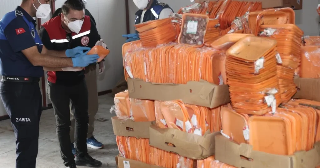 Antalya’da 25 ton tarihi geçmiş tavuk imha edildi