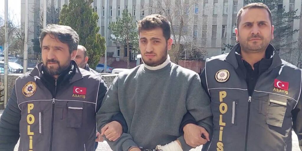 esini hastane bahcesinde bogarak olduren sanigin cezasi belli oldu 5tCunBKR.jpg