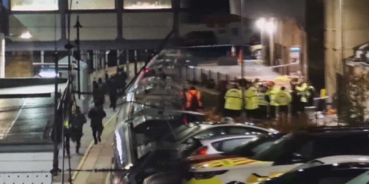 ingilterede dehset anlari trendeki yolculara bicakla saldirdi pcXMyQDB.jpg