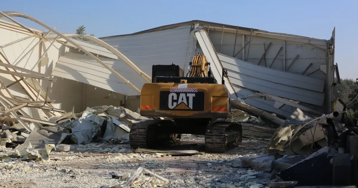 niluferde imara aykiri iki yapi yikildi LV6B33mu.webp