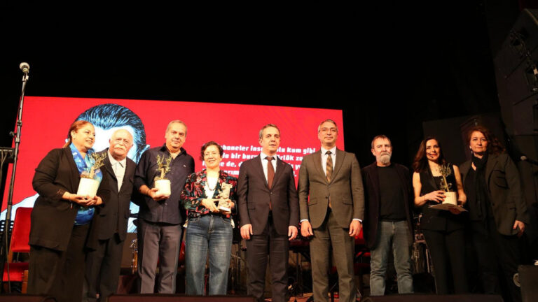 kalmasin-yarim-hicbir-siir-metin-altiok-odulleri-sahiplerini-buldu-OS6gInQH
